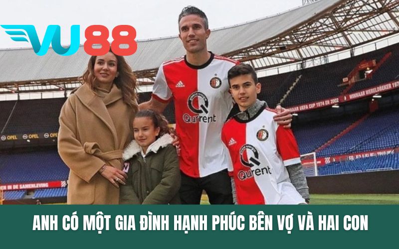 Anh có một gia đình hạnh phúc bên vợ và hai con